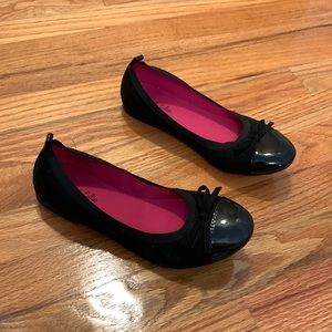 Black flat shoes